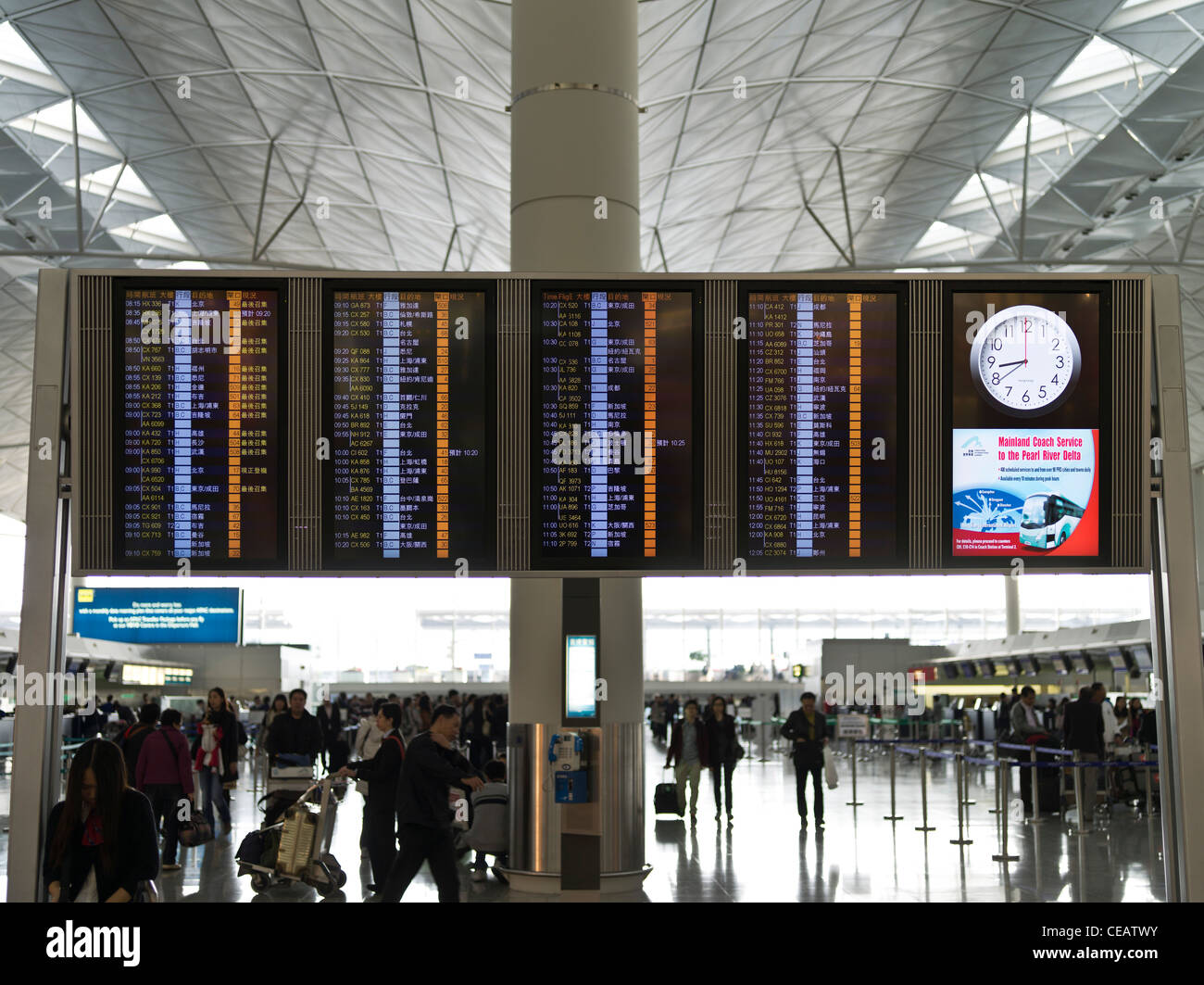 DH Hong Kong Aeropuerto CHEK LAP KOK HONG KONG Terminal 1 salidas electrónicas a bordo información de pasajeros de vuelos llegadas Foto de stock