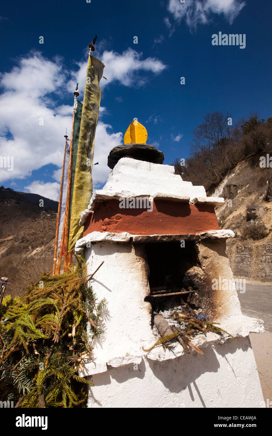 La India, Arunachal Pradesh, pintado de color blanco quemador de incienso budista chorten junto a carretera a Sela Pass Foto de stock