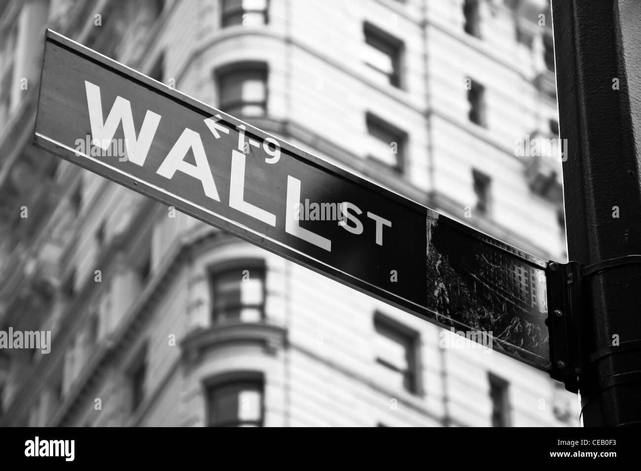 Wall Street firmar en blanco y negro en la ciudad de Nueva York Vista cercana Foto de stock