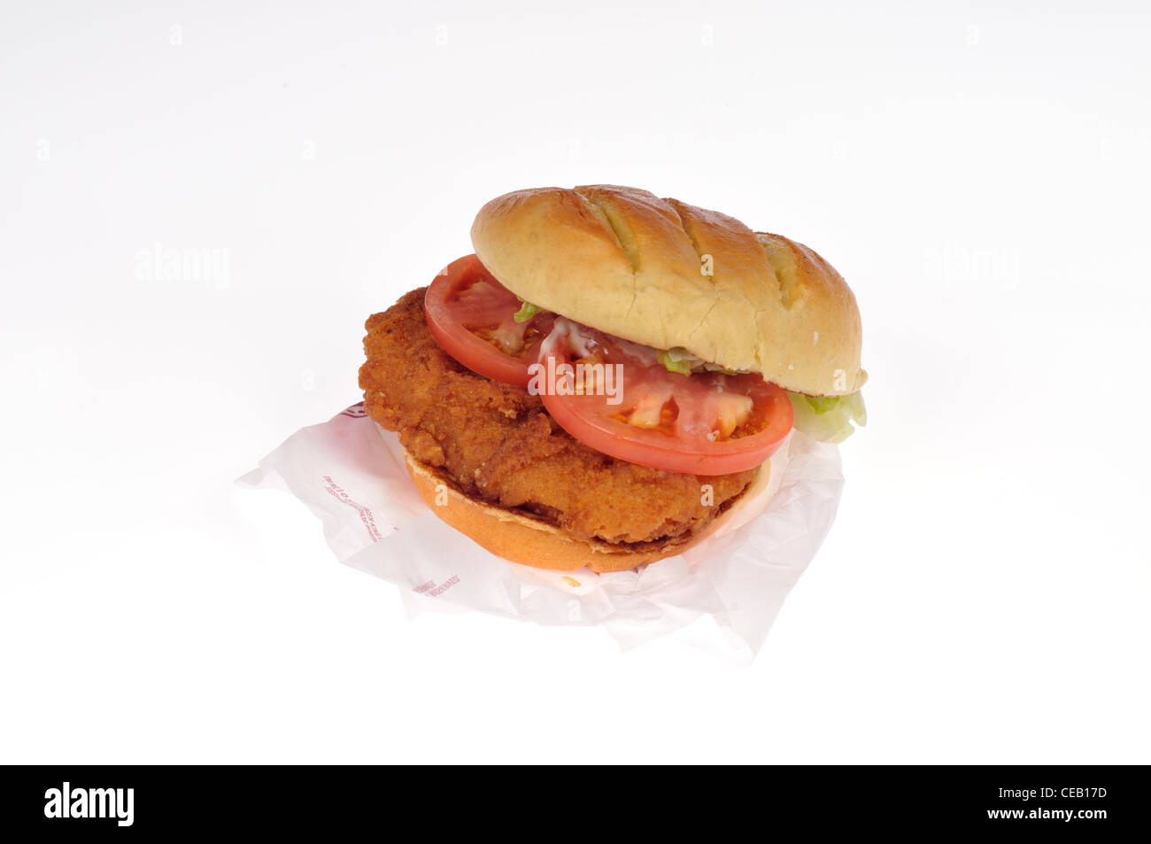 Burger King tendercrisp chicken sandwich con lechuga y tomate y rollo artesanal sobre fondo blanco recorte USA. Foto de stock