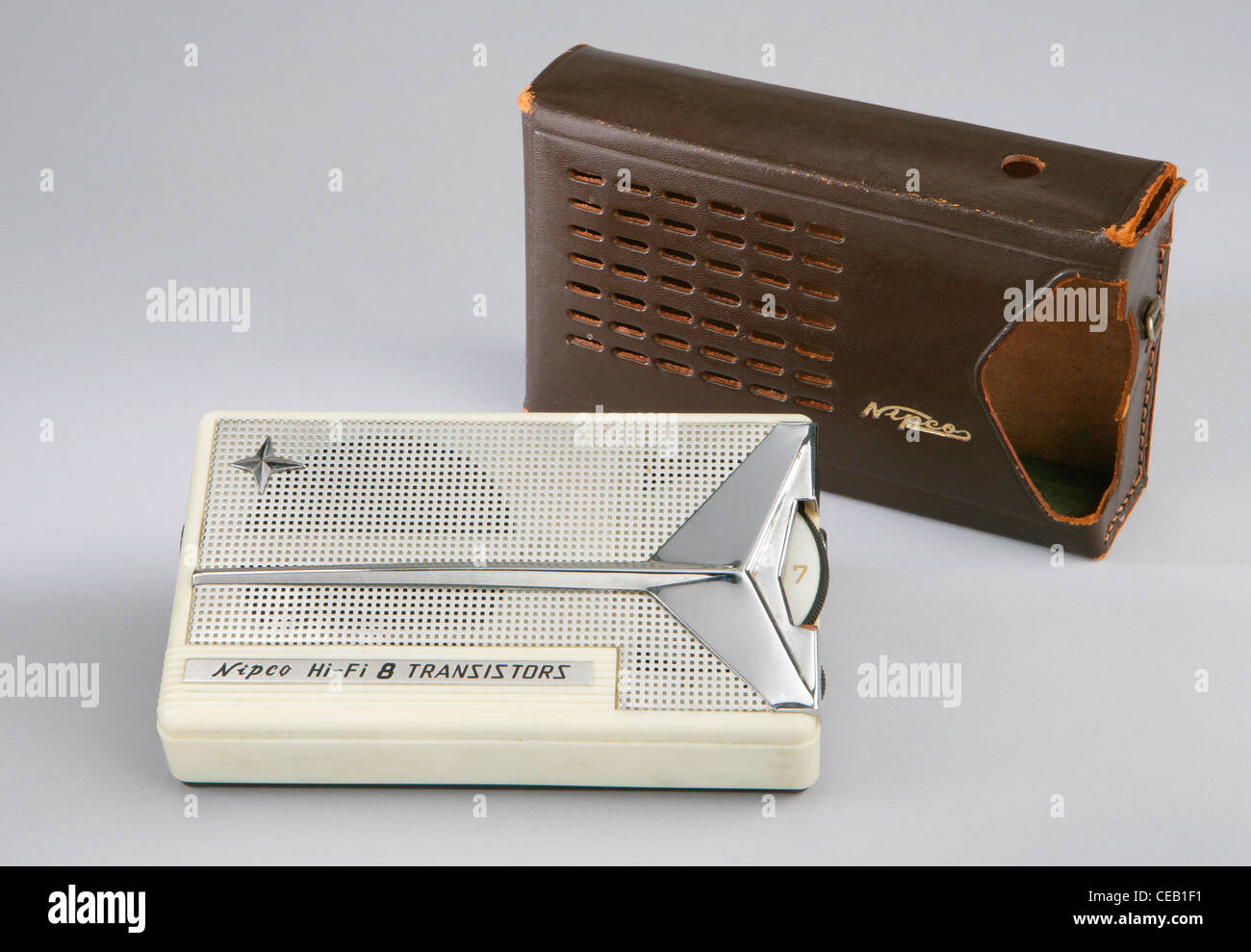 Vintage portátil mini TV y radio. La tecnología de los años ochenta  nostalgia pequeño televisor Fotografía de stock - Alamy
