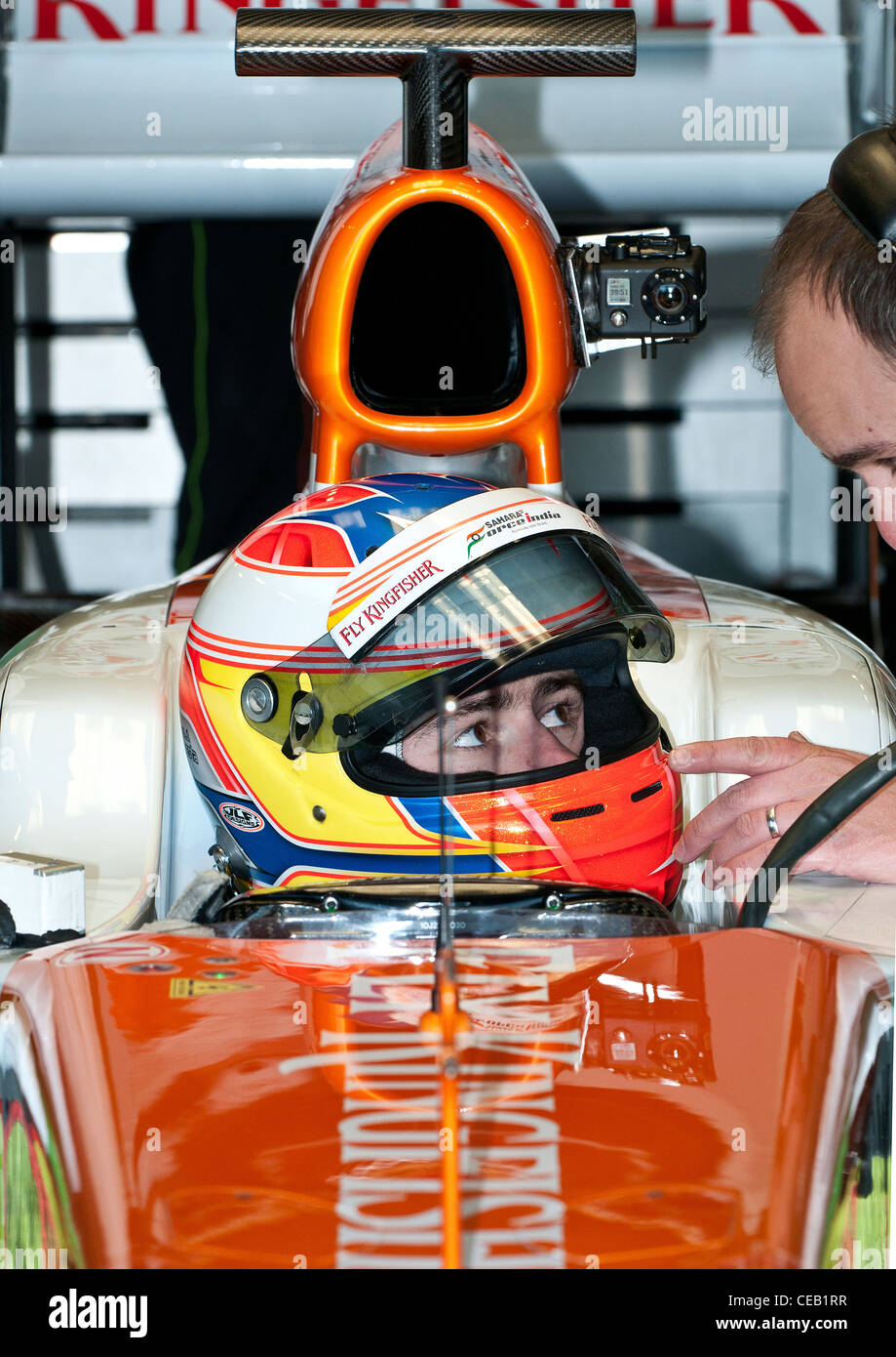 Paul di Resta espera para tomar el coche de Force India Sahara 2012 en su primera ejecución. Foto de stock