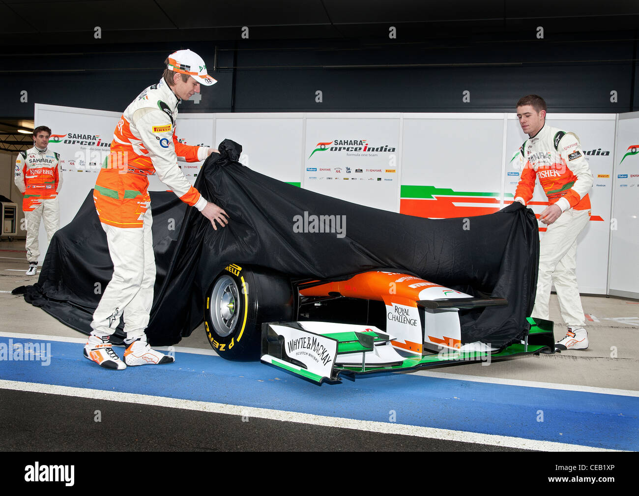 Sahara Force India desvelar su coche de F1 2012 con Nico Hulkenberg y Paul di Resta hacer los honores. Foto de stock