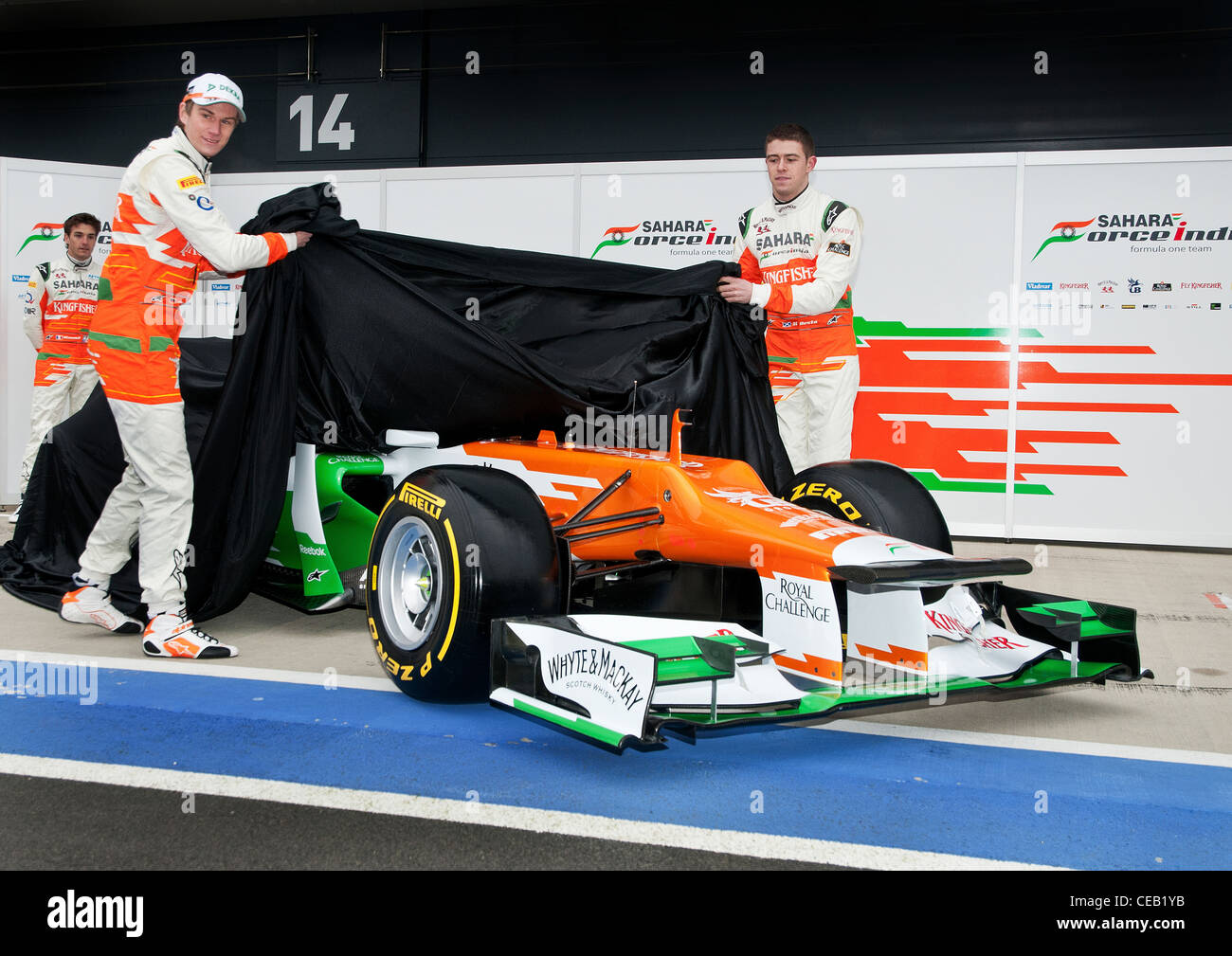 Sahara Force India desvelar su coche de F1 2012 con Nico Hulkenberg y Paul di Resta hacer los honores. Foto de stock