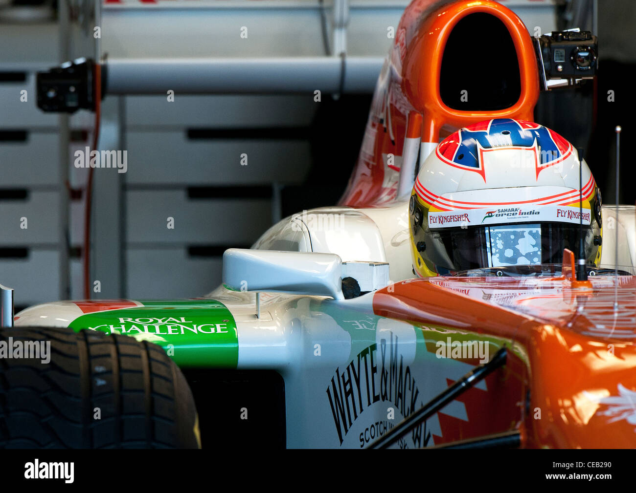 Paul di Resta espera para tomar el coche de Force India Sahara 2012 en su primera ejecución. Foto de stock