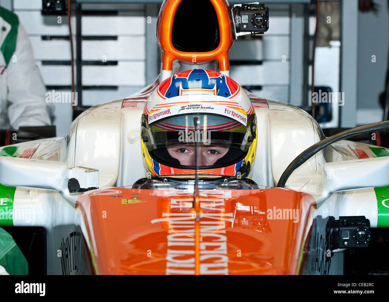 Paul di Resta espera para tomar el coche de Force India Sahara 2012 en su primera ejecución. Foto de stock