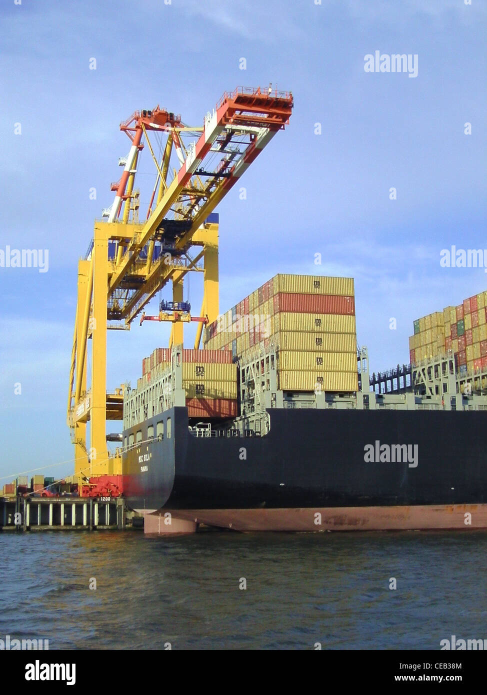 Los contenedores son cargados en el buque portacontenedores MSC Sola en la terminal de contenedores de Bremerhaven en Alemania Foto de stock