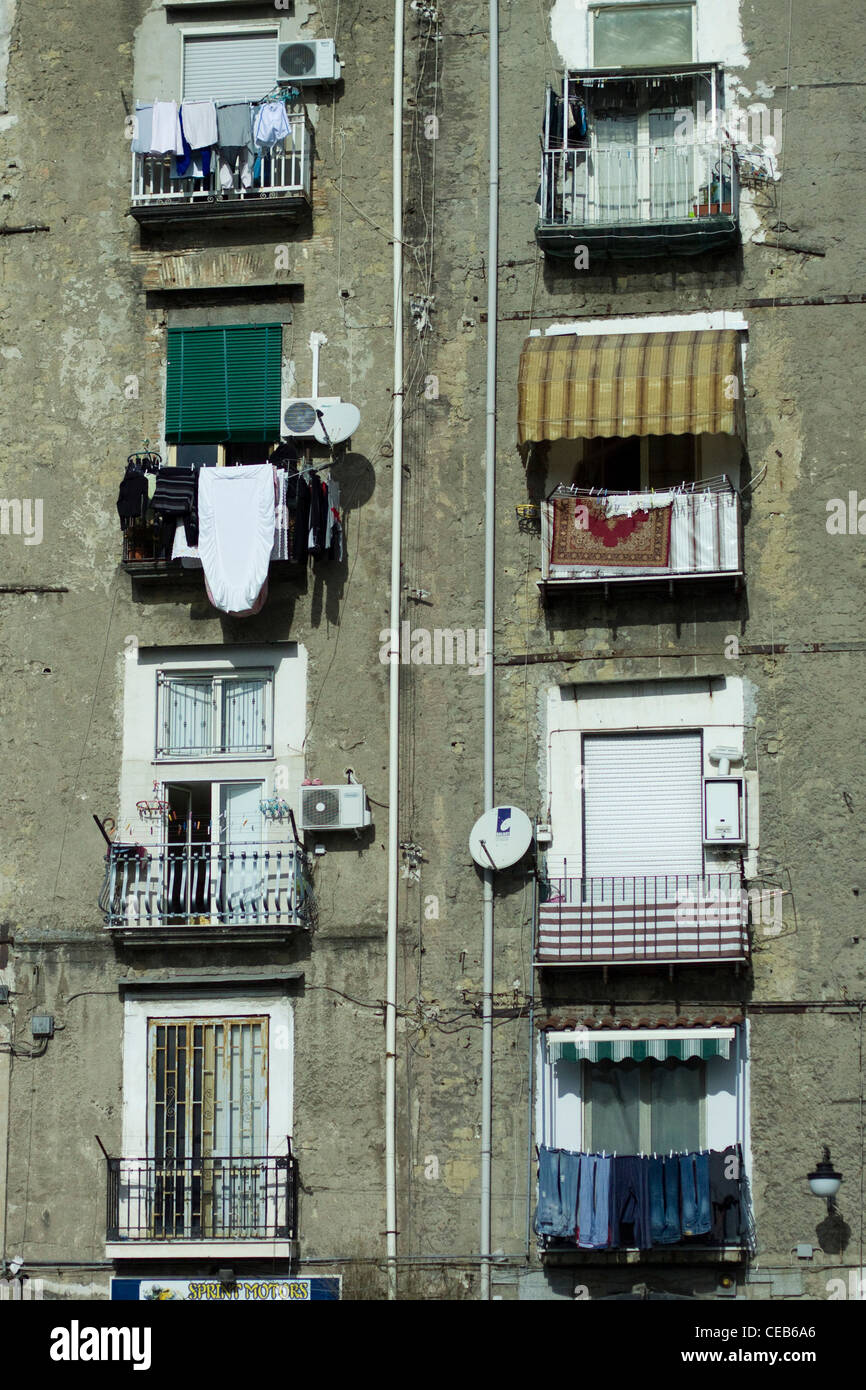 Edificio de apartamentos con ventana tradicional con lavado colgando en el Balcón en Roma Italia Foto de stock