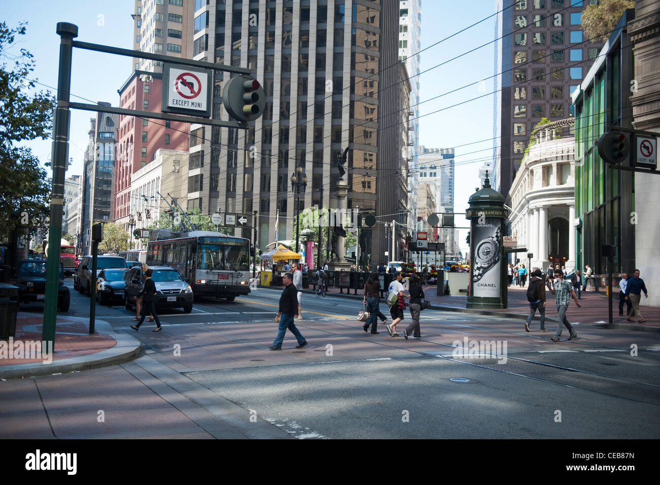 Market Street / Montgomery Street / New Montgomery Street, San Francisco, California, Estados Unidos en el centro de San Francisco. Foto de stock