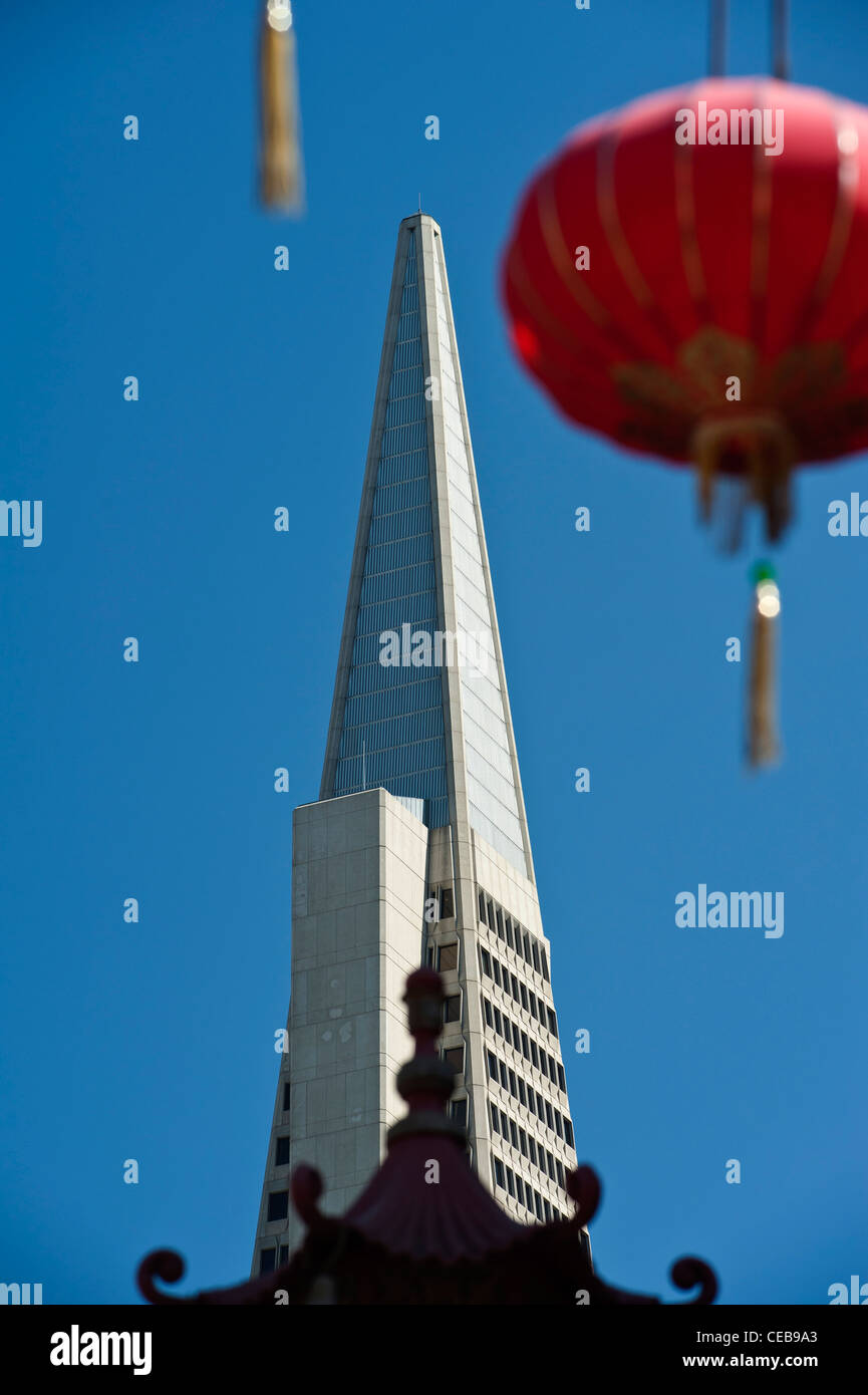 El edificio Transamerica Pyramid vista desde Chinatown. San Francisco. California Foto de stock