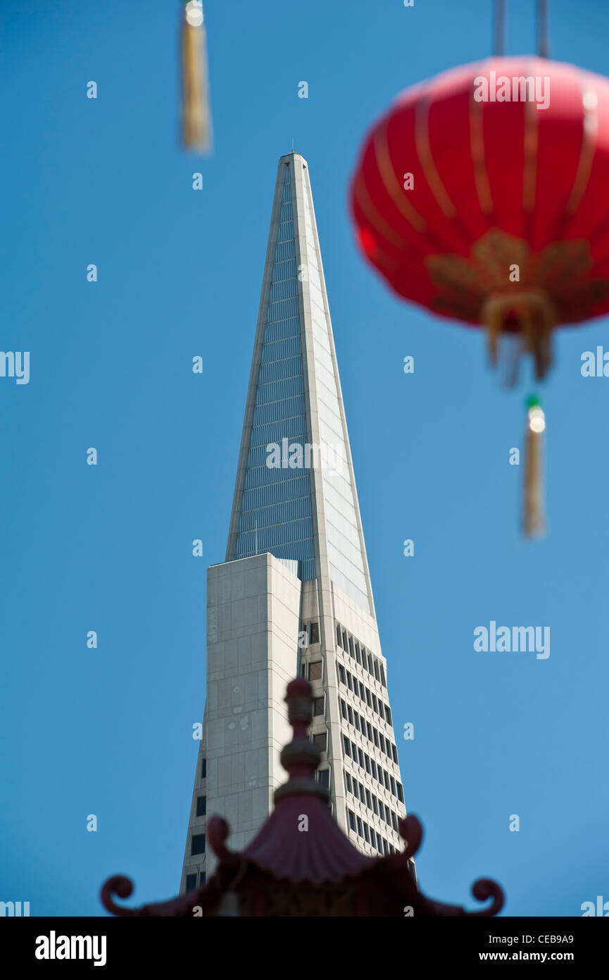 El edificio Transamerica Pyramid vista desde Chinatown. San Francisco. California Foto de stock