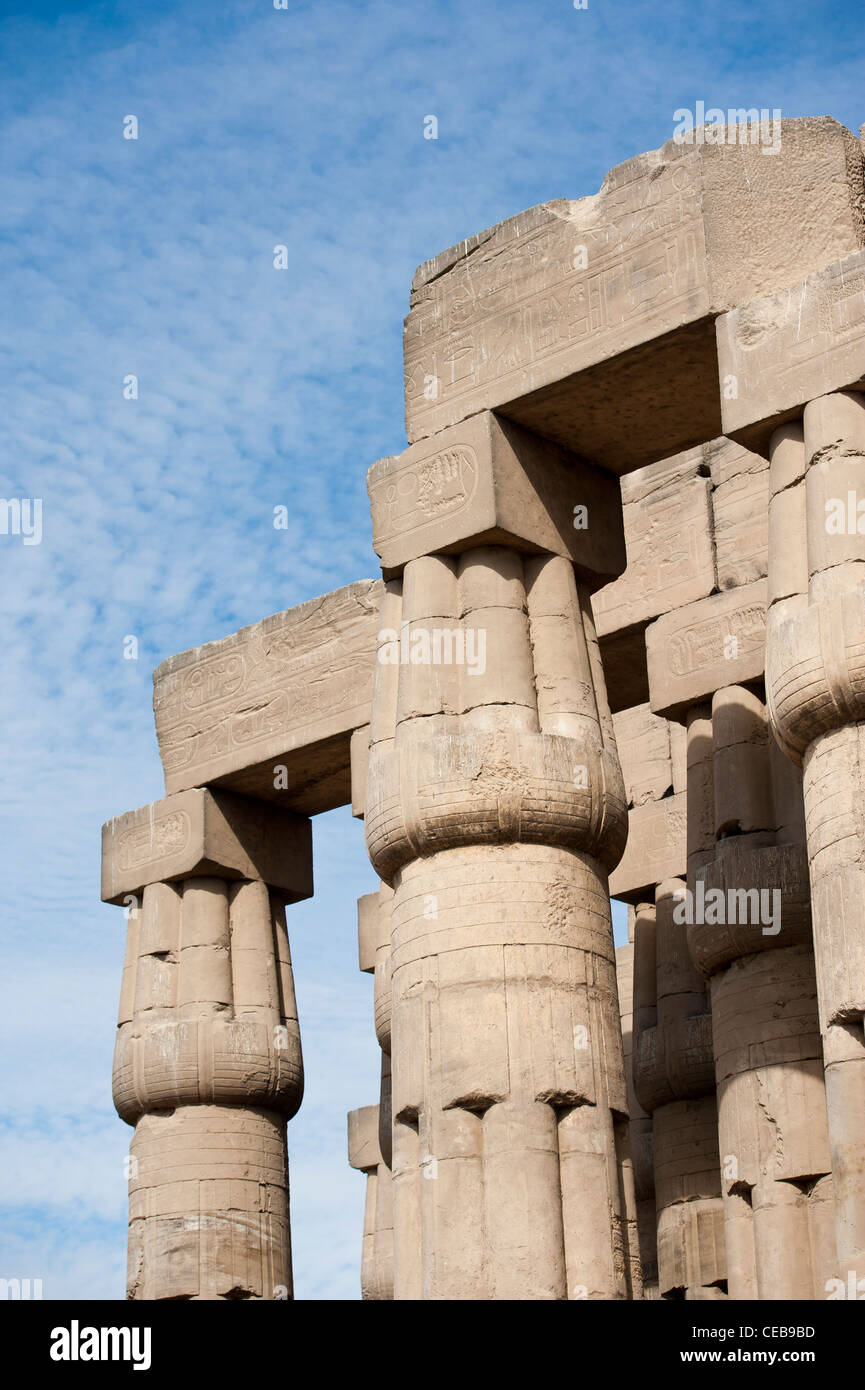 Grandes columnas en un antiguo templo egipcio de Luxor. Foto de stock