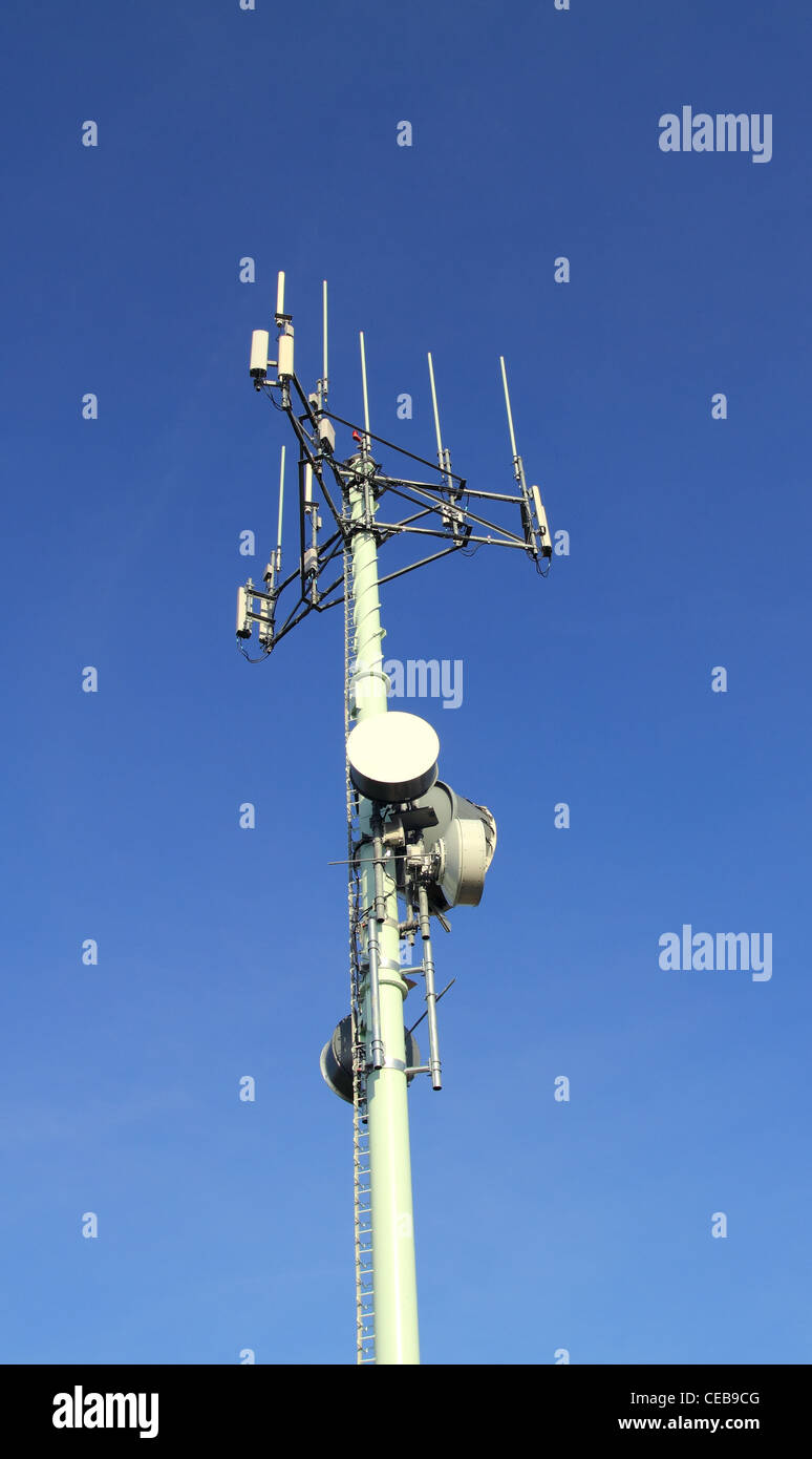 Antena de telecomunicaciones Foto de stock