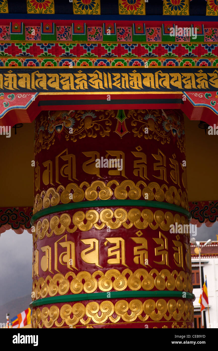 La India, Arunachal Pradesh, Bomdila Gompa, Nuevo Budismo Mahayana Monasterio rueda de oración Foto de stock