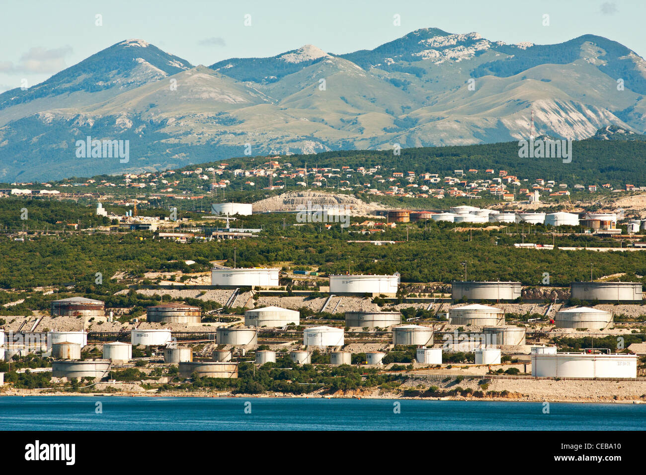 La industria petroquímica - la refinería cerca de Rijeka en Croacia Foto de stock