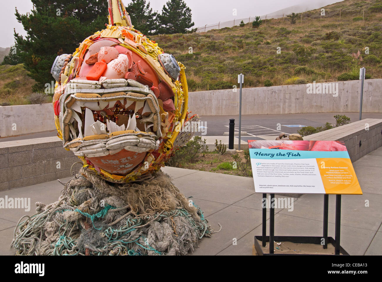 Henry, el pescado, en la exposición "Arrastrado, plásticos, la vida marina y el arte, en el centro de mamíferos marinos en Sausalito, California. Foto de stock