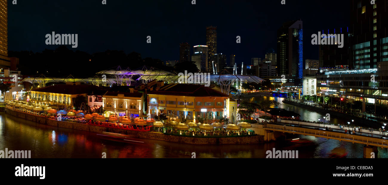 Clarke Quay por el Río Singapur en el Distrito Central de Negocios, Escena Nocturna Panorama Foto de stock