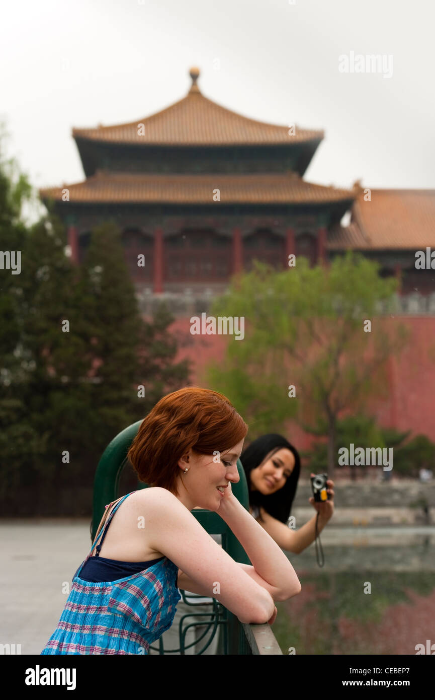 Los turistas, uno de tomar fotos de los demás, la Ciudad Prohibida, Pekin, China, Asia. Señor Foto de stock