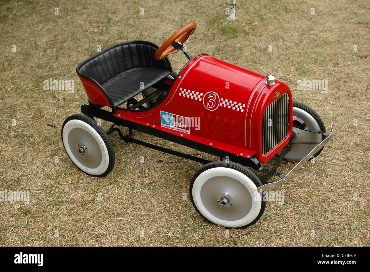 Pedal antiguo coche para niños - rojo vintage coche de juguete Fotografía de  stock - Alamy