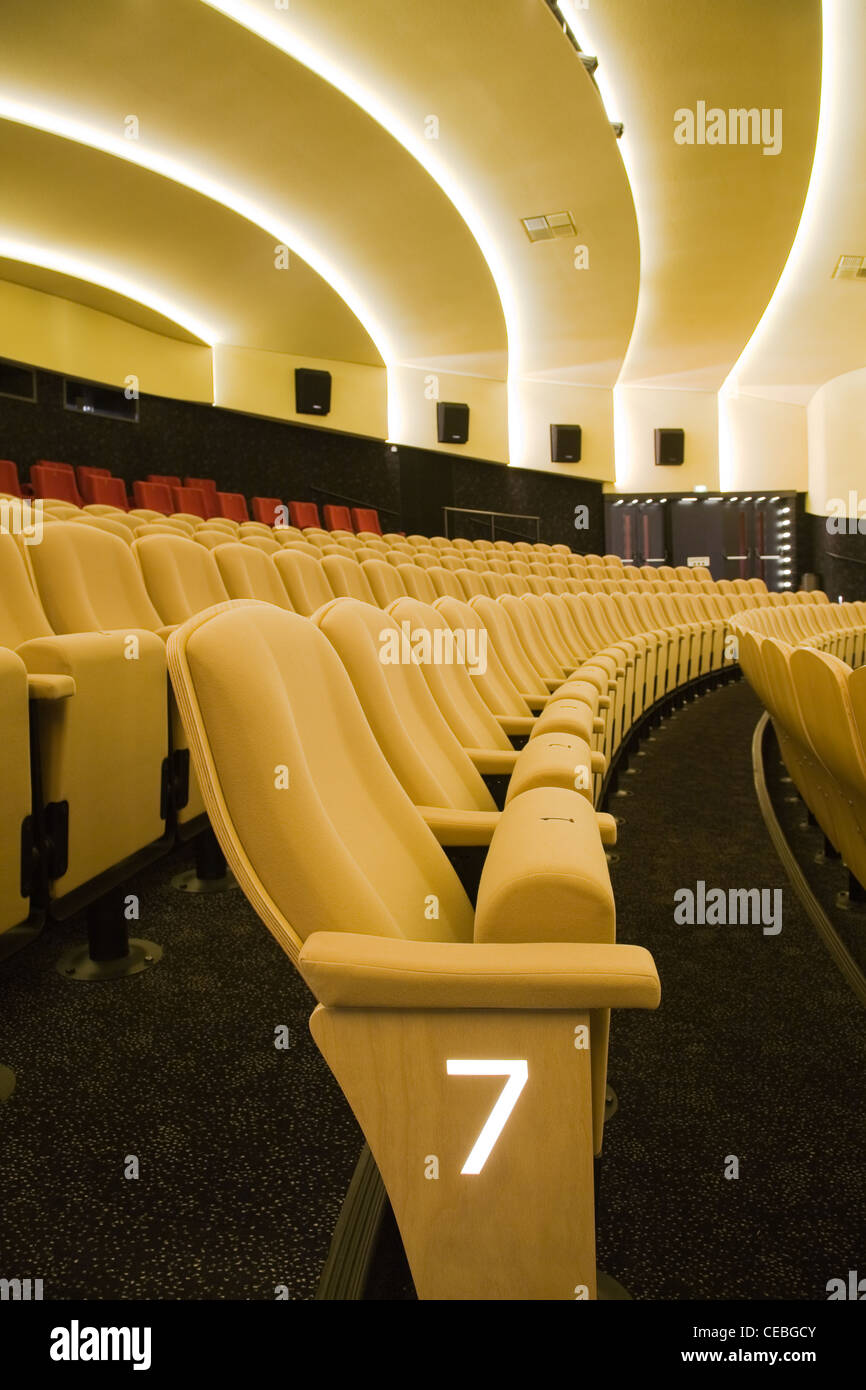 Auditorio cine vacía con la línea de sillas. El número de la fila 7  Fotografía de stock - Alamy