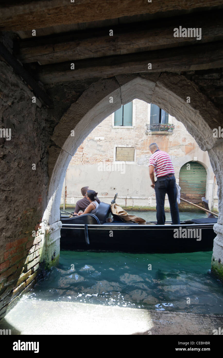 En el trabajo de gondolero, Venecia, Italia Foto de stock