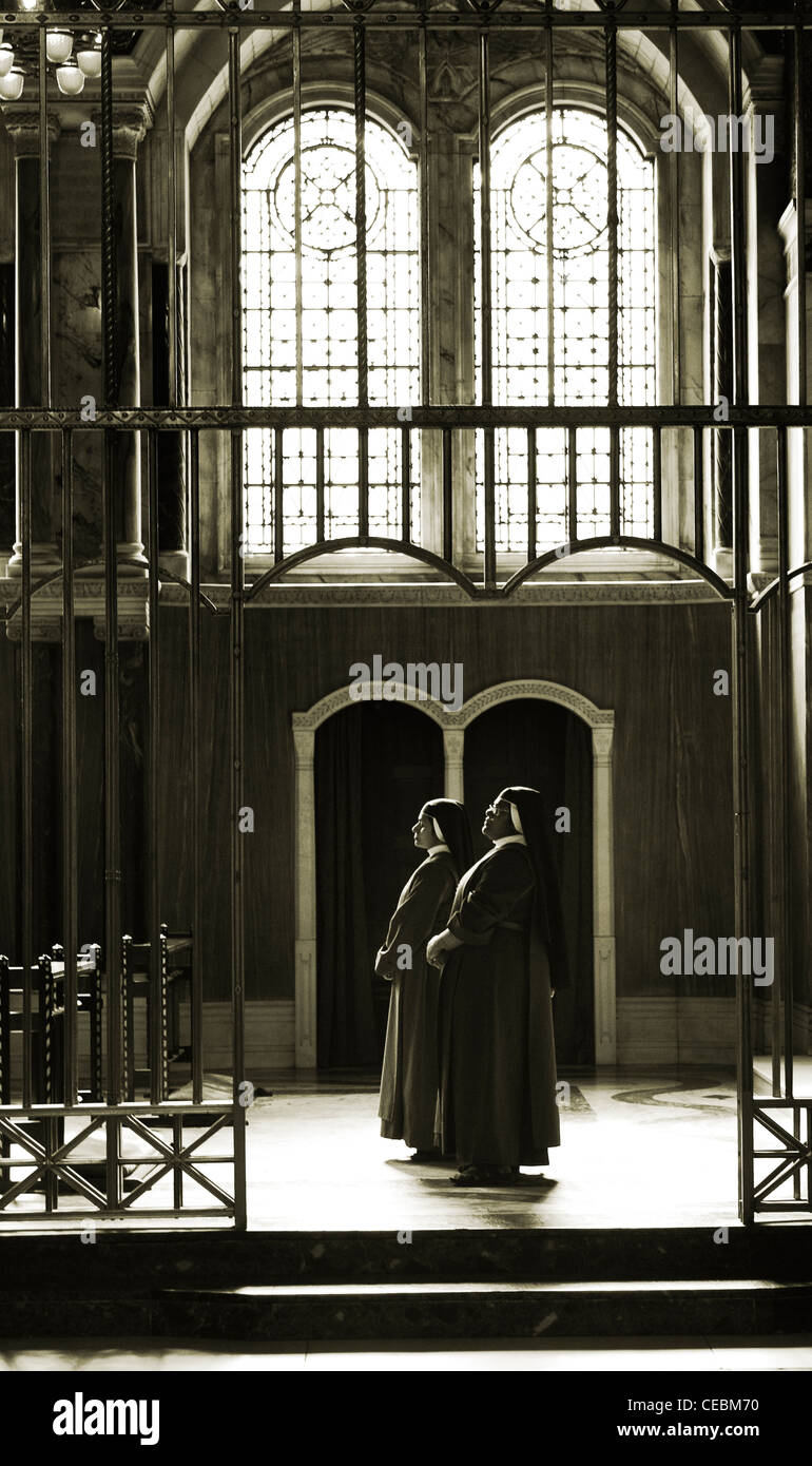 Dos monjas en la Catedral de Westminster Foto de stock