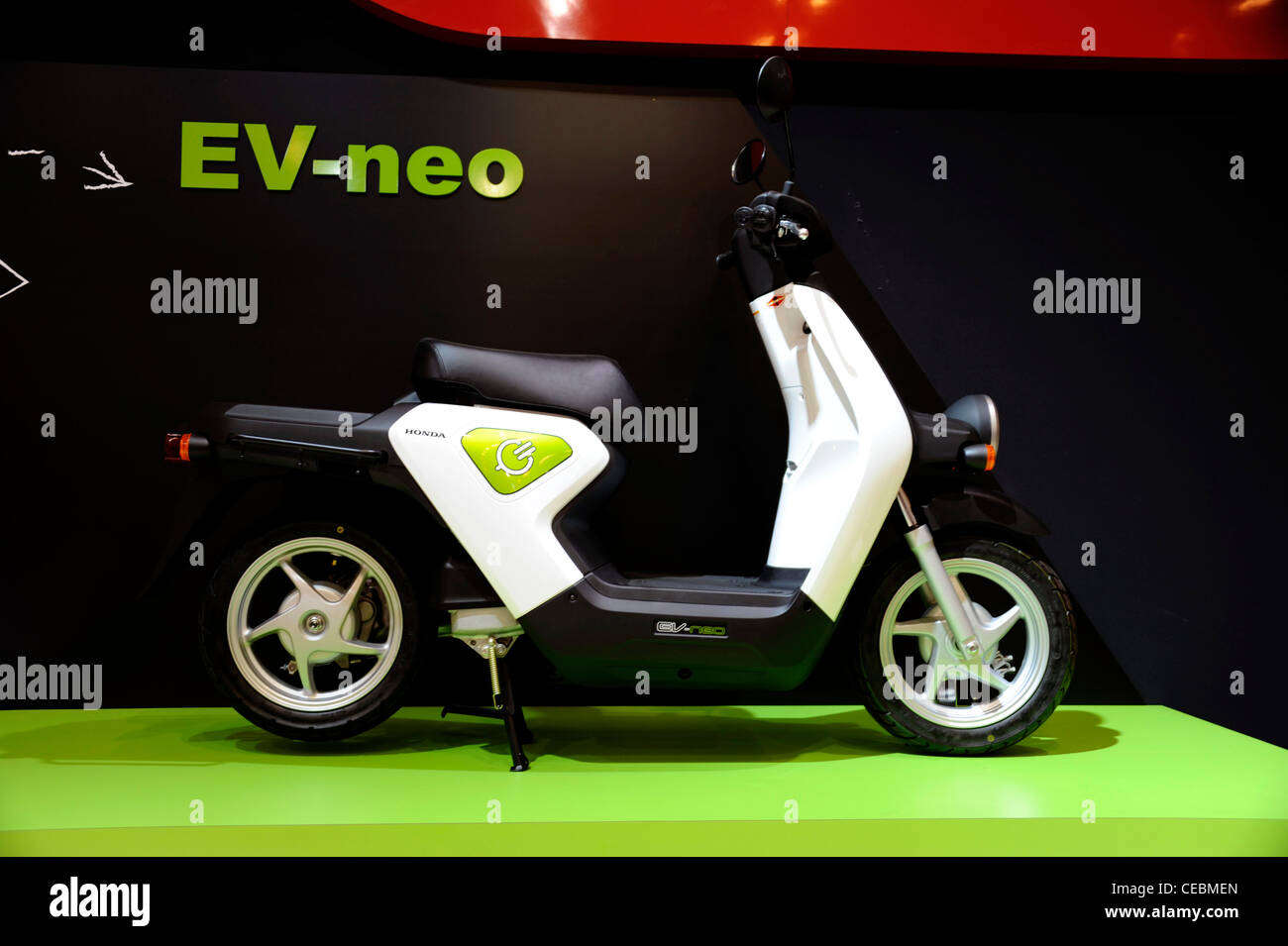 Honda scooter,EV-neo,Japón, bicicleta eléctrica, con emisiones cero, Moto  Show,Paris, Francia Fotografía de stock - Alamy