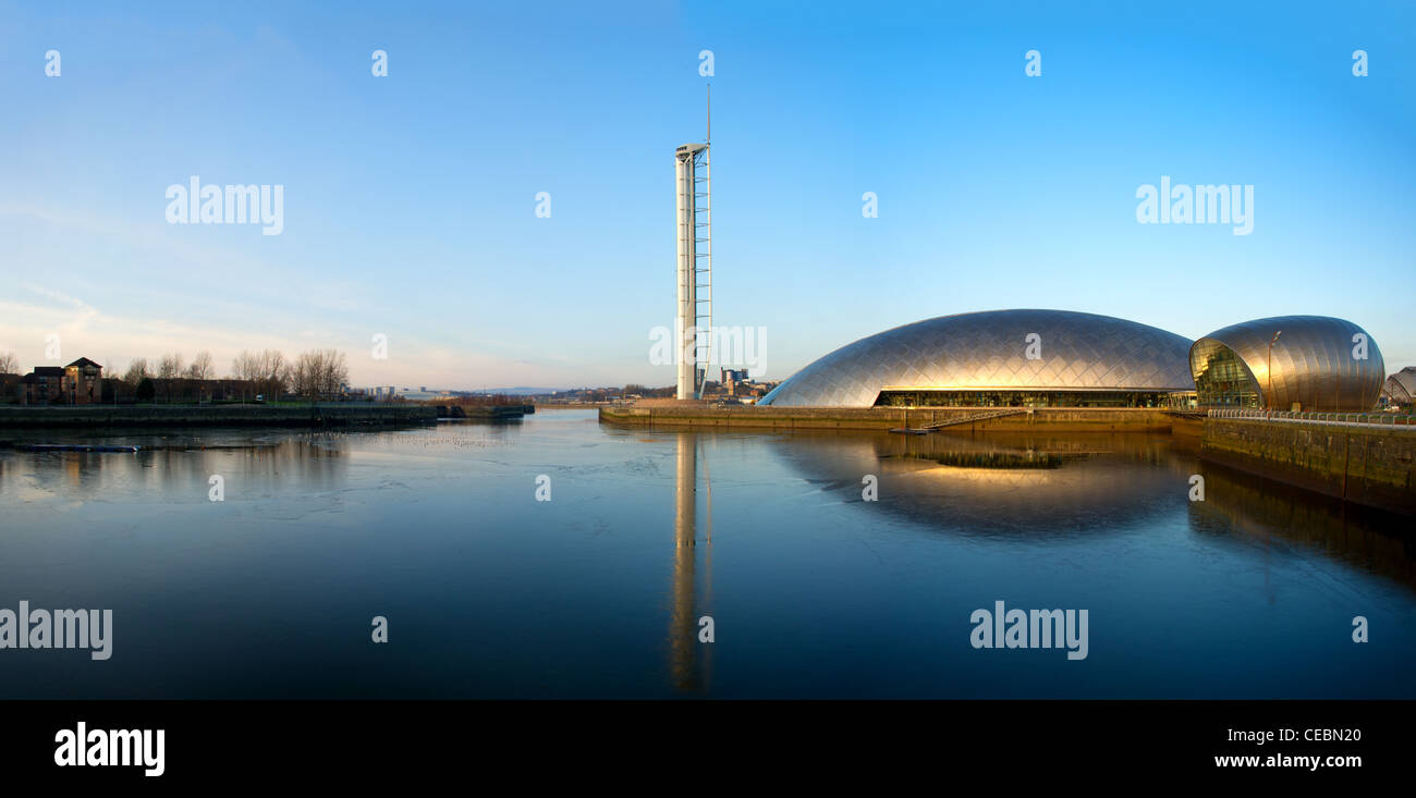 Centro de Ciencias y la Torre de Glasgow, el río Clyde, Glasgow, Escocia, Reino Unido Foto de stock