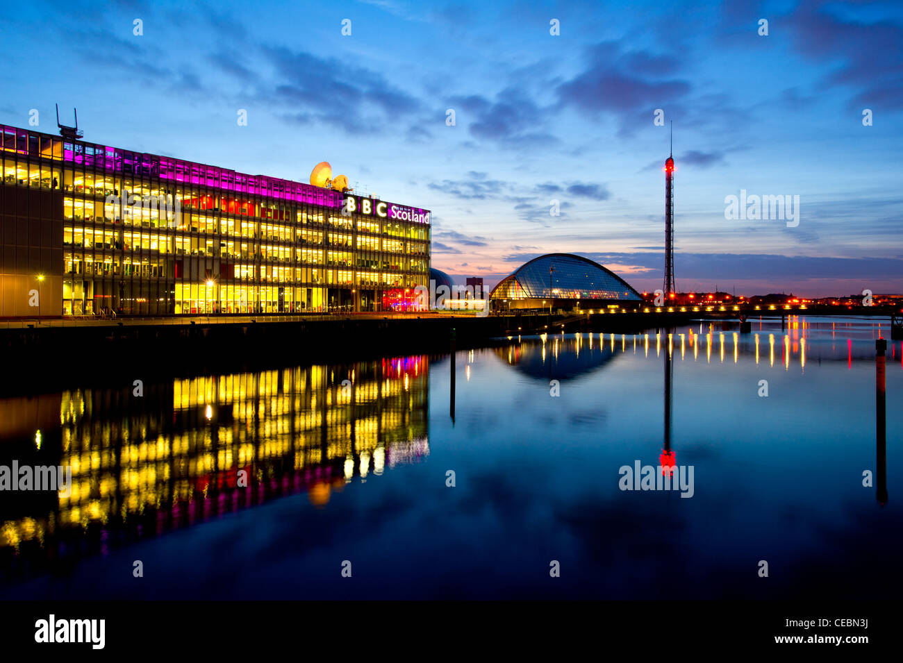 Glasgow Science Centre & Tower con el edificio de la BBC de Escocia, Glasgow, Escocia, Reino Unido. Foto de stock