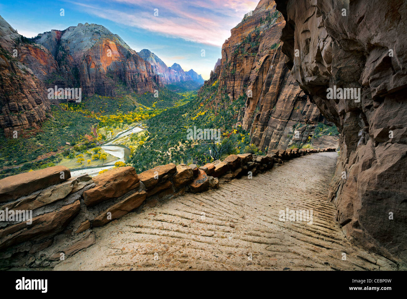 Angel's Landing Trail y vista del valle de Zion. Parque Nacional de Zion, Utah Foto de stock
