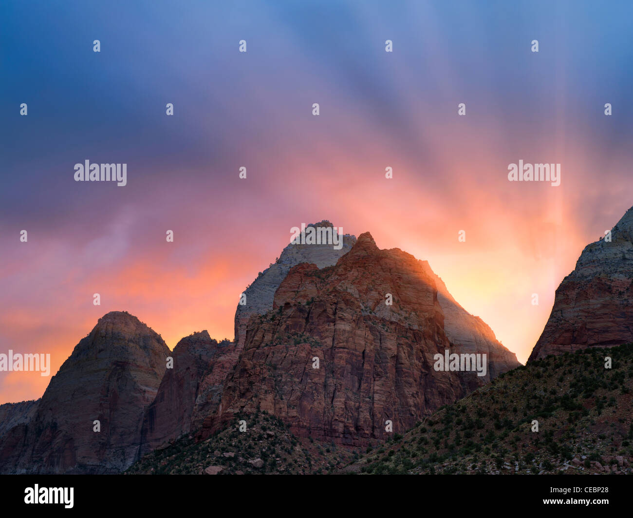 Y los rayos del amanecer sobre las montañas. Parque Nacional de Zion, Utah Foto de stock
