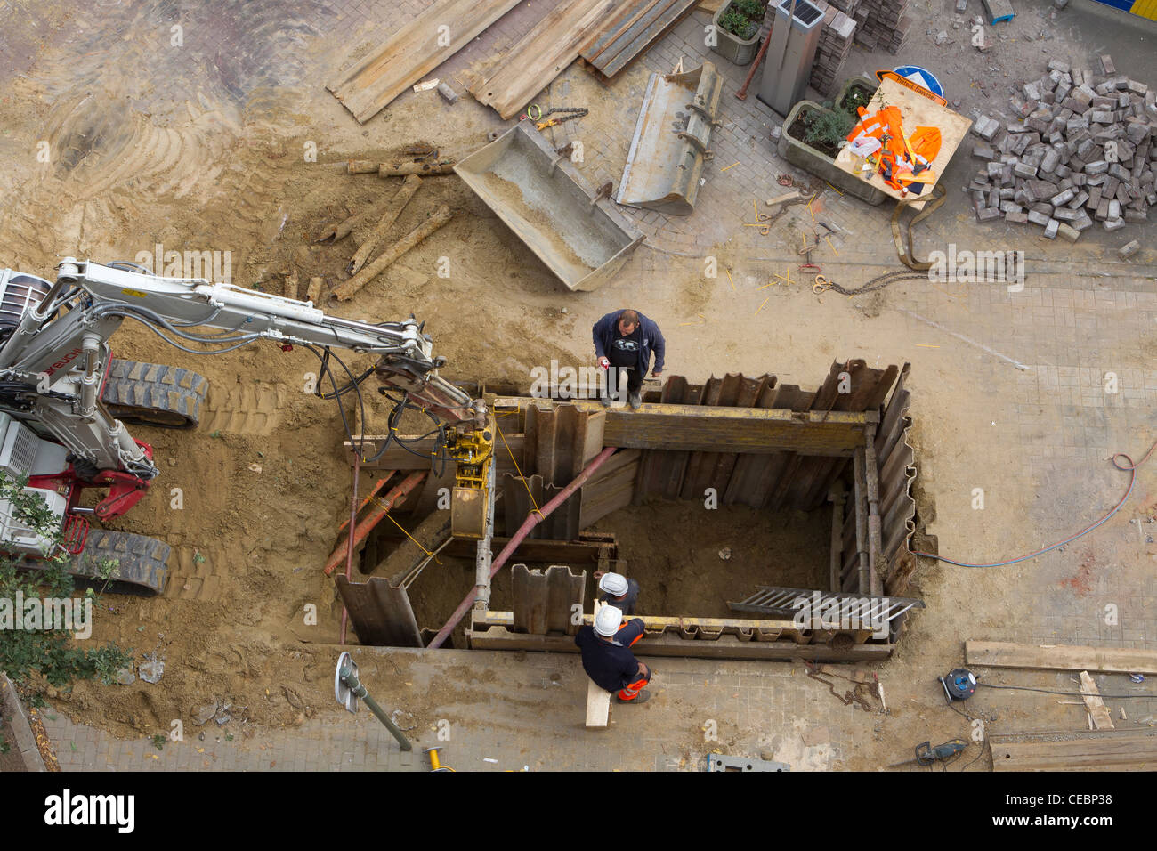 Los trabajadores de la construcción haciendo obras viales Foto de stock
