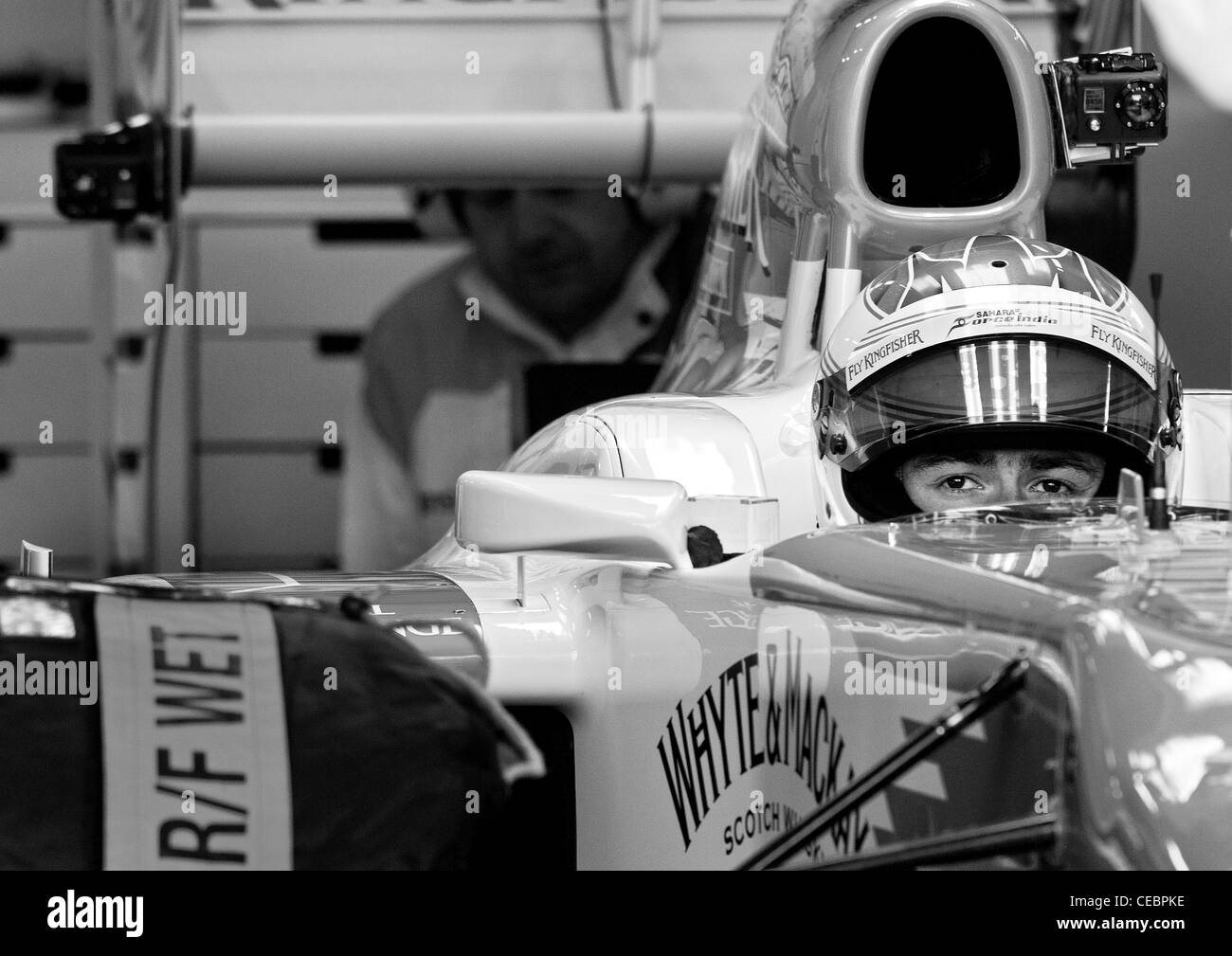 Paul di Resta esperar pacientemente en su coche mientras sus mecánicos que esté listo para su primera carrera en el 2012 VJM05 Sahara Force Ind Foto de stock