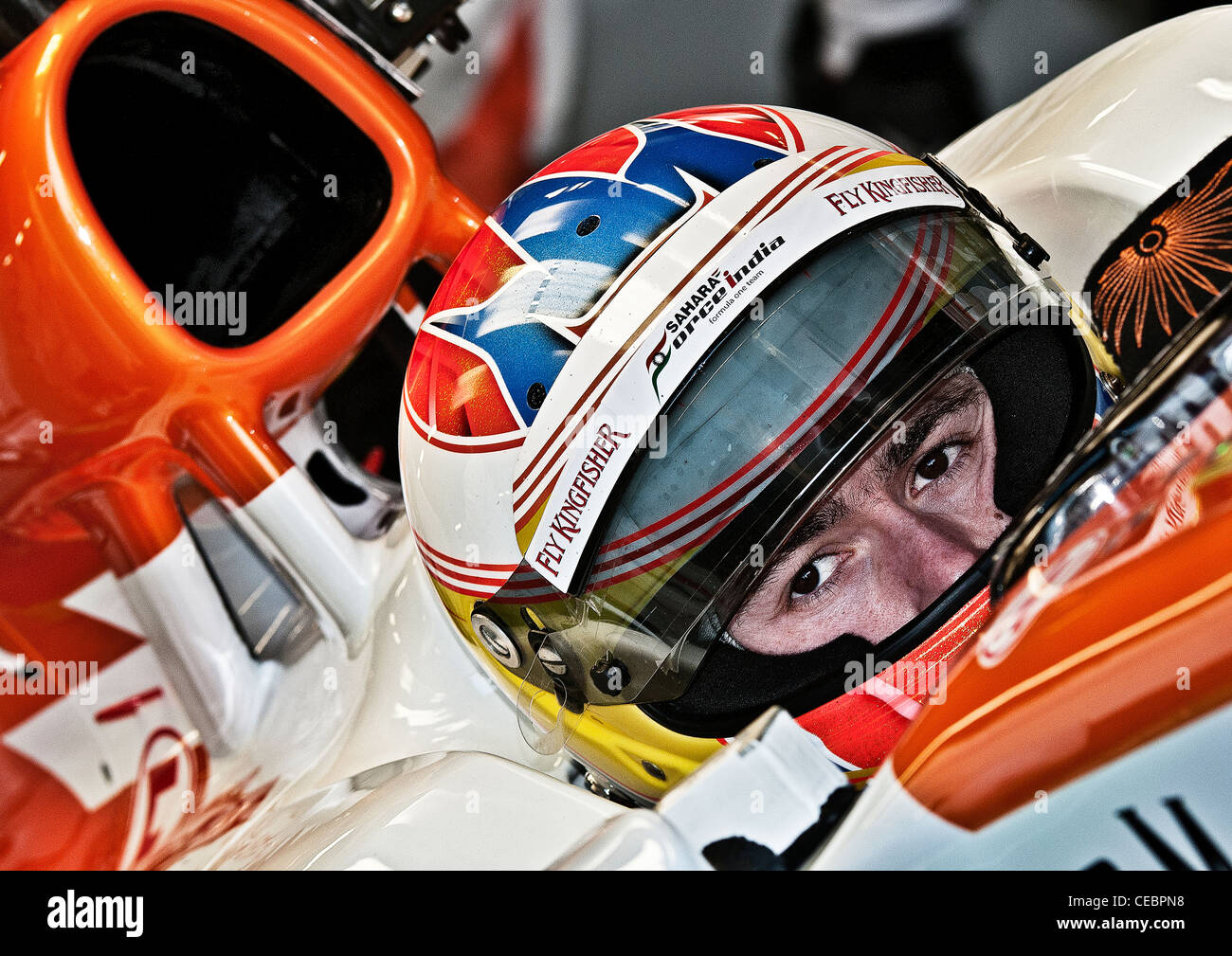 Paul di Resta esperar pacientemente en su coche mientras sus mecánicos prepárese para su primera carrera en el 2012 VJM05 Force India Sahara Foto de stock
