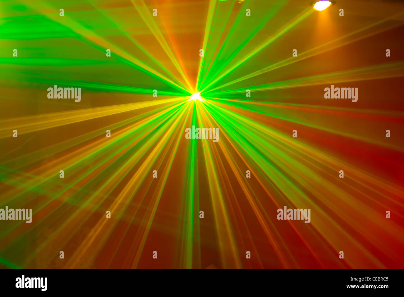 Láser verde y rojo luces de discoteca Fotografía de stock - Alamy