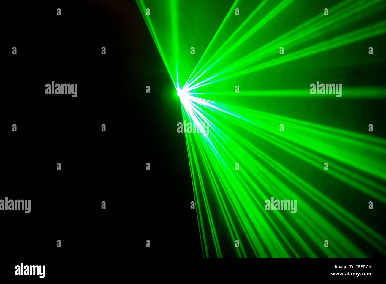 Real luces láser verde sobre fondo negro Foto de stock