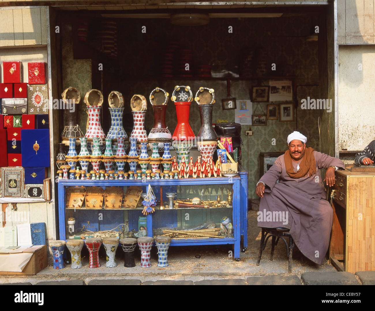 Tienda de Khan el-Khalili antiguo bazar de El Cairo, la gobernación de El Cairo, República Árabe de Egipto Foto de stock