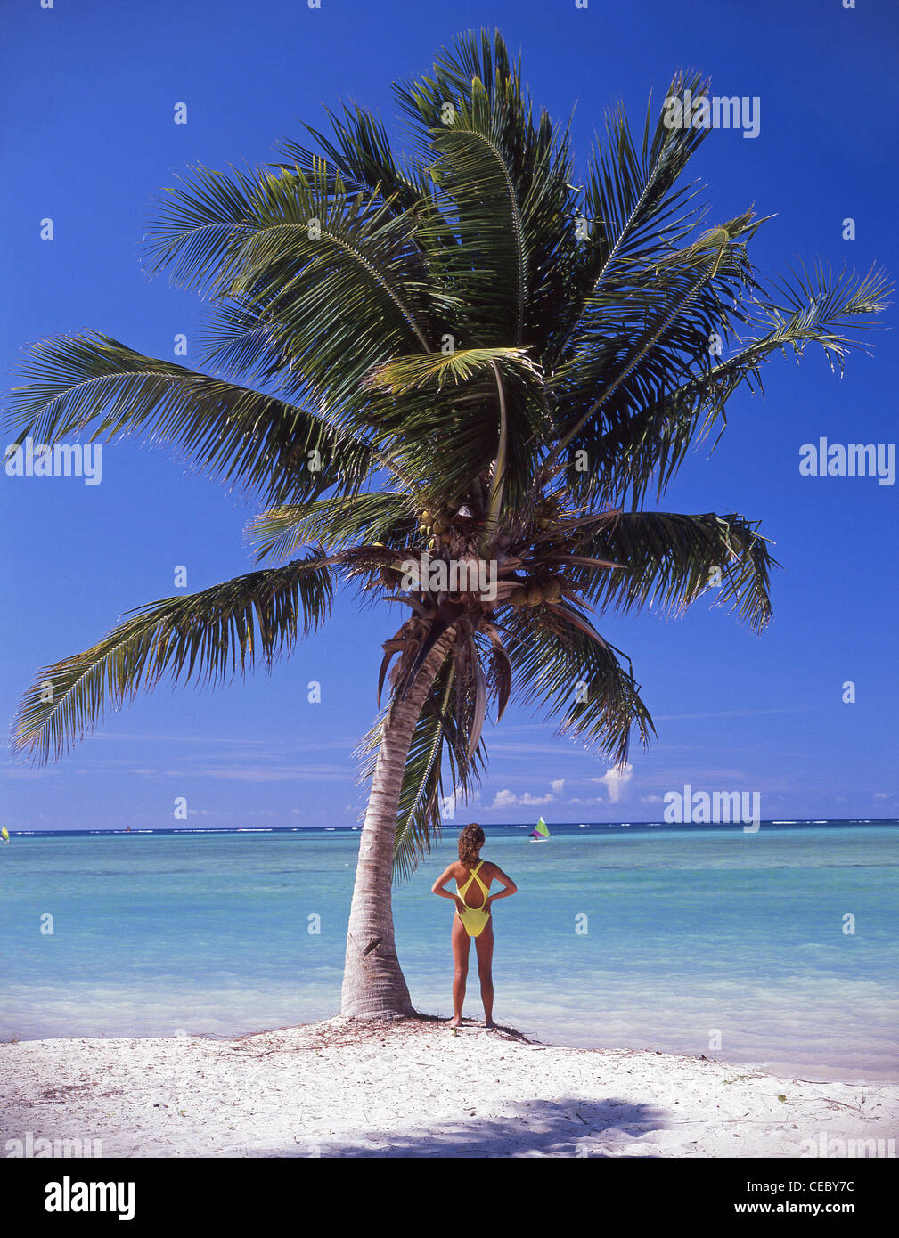 Mujer joven en la playa tropical, República Dominicana, Antillas Mayores, el Caribe Foto de stock