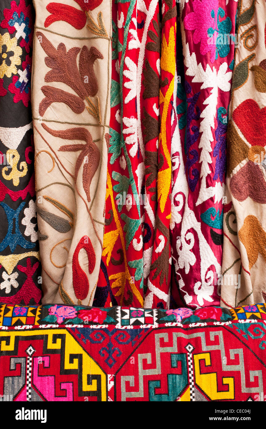 Telas bordadas turco en el Bazar Arasta Sultanahmet, Estambul, Turquía Foto de stock