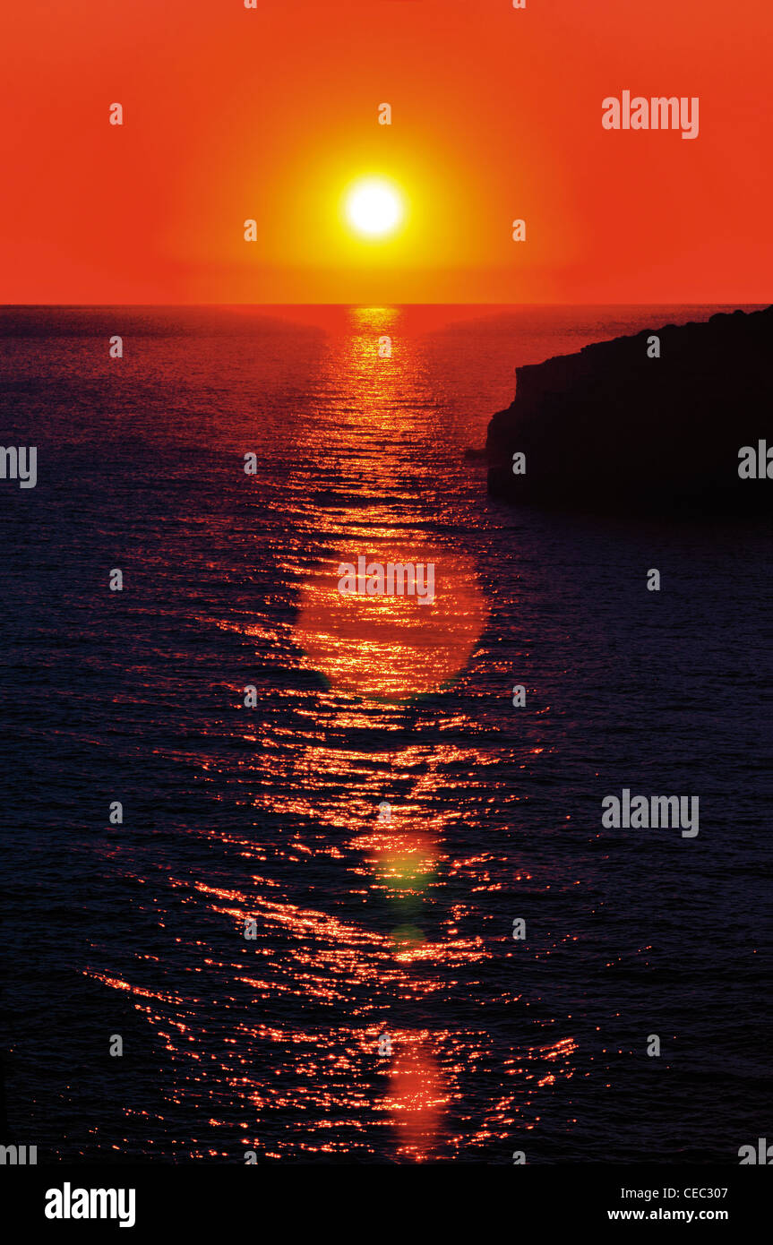 Portugal, Algarve: Puesta de sol en la costa de Albufeira Foto de stock