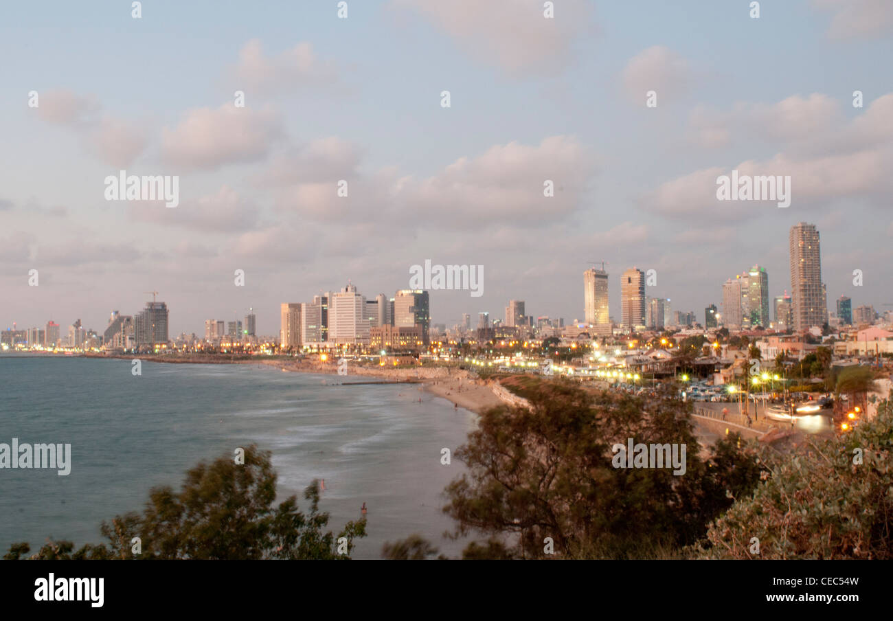 Tel Aviv sunset sky line de Giaffa por HaPisgah vista a los jardines. Foto de stock
