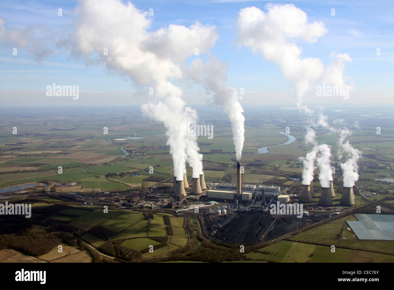 Imagen aérea de la central eléctrica de Drax cerca de Selby, North Yorkshire. Una central eléctrica a carbón que asfiera humo y vapor. Foto de stock