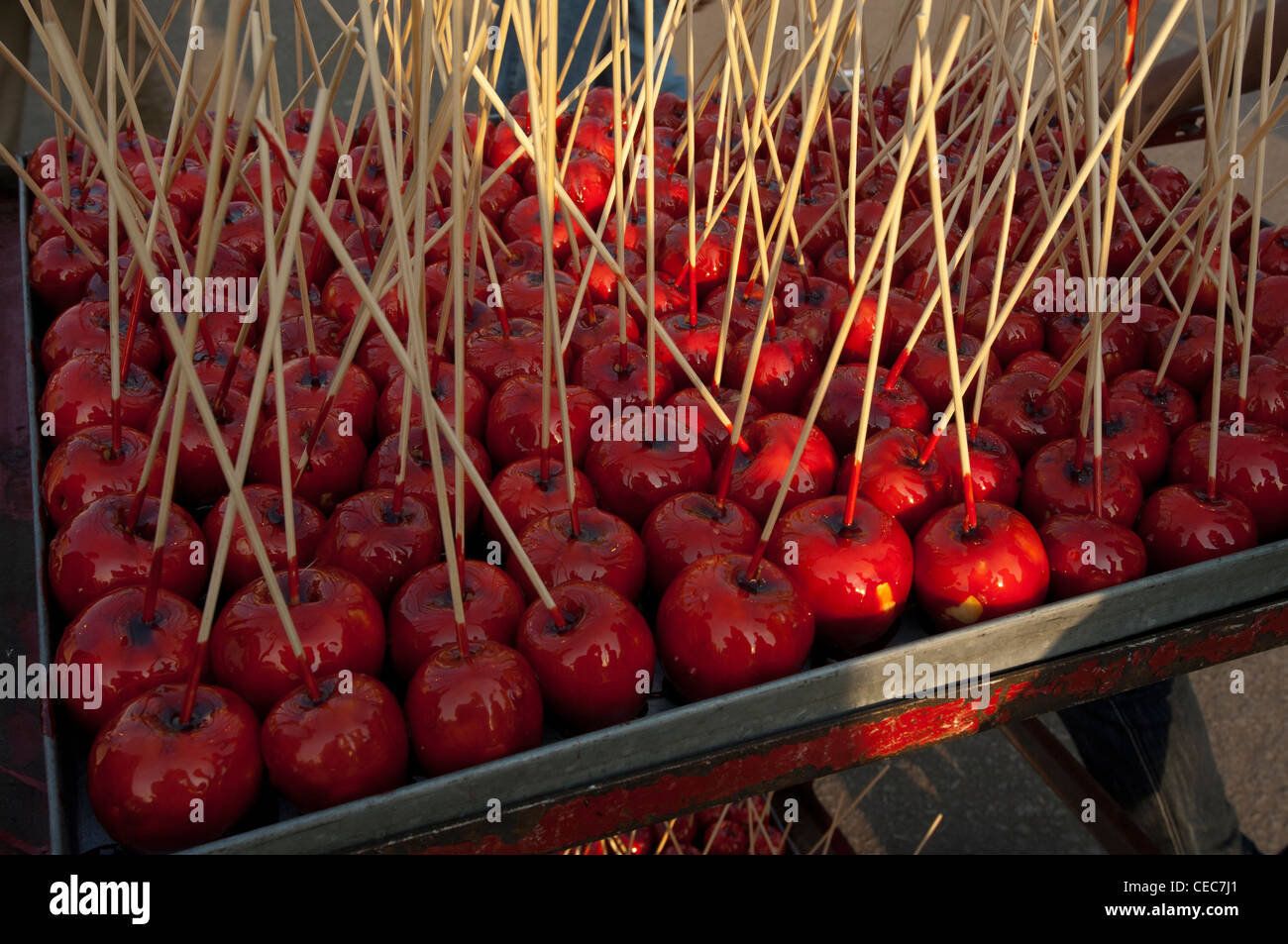 Las manzanas de caramelo para la venta en una calle de El Cairo cale Foto de stock