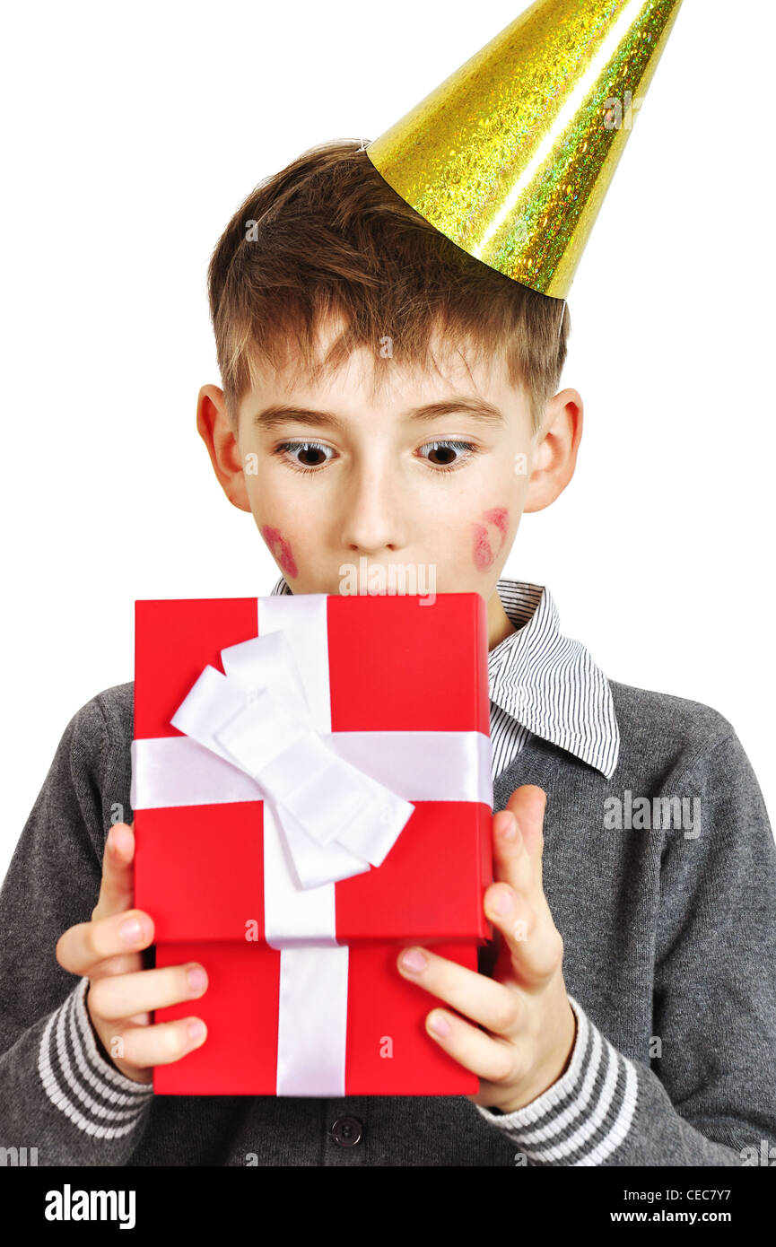 Un niño sorprendió la apertura y mirar dentro de una caja de regalo sobre  blanco Fotografía de stock - Alamy