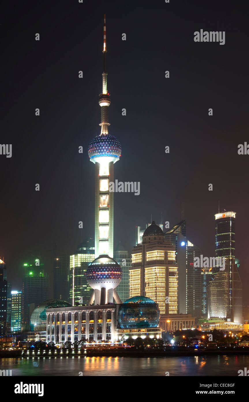 La Oriental Pearl Tower y el río Huangpu de noche, vista desde el Bund - China Foto de stock