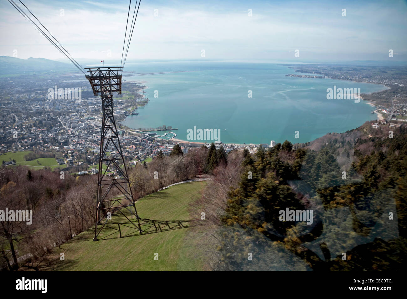 Vista desde el Pfaender cerca de Bregenz en Austria sobre el Lago de Constanza a principios de la primavera Foto de stock