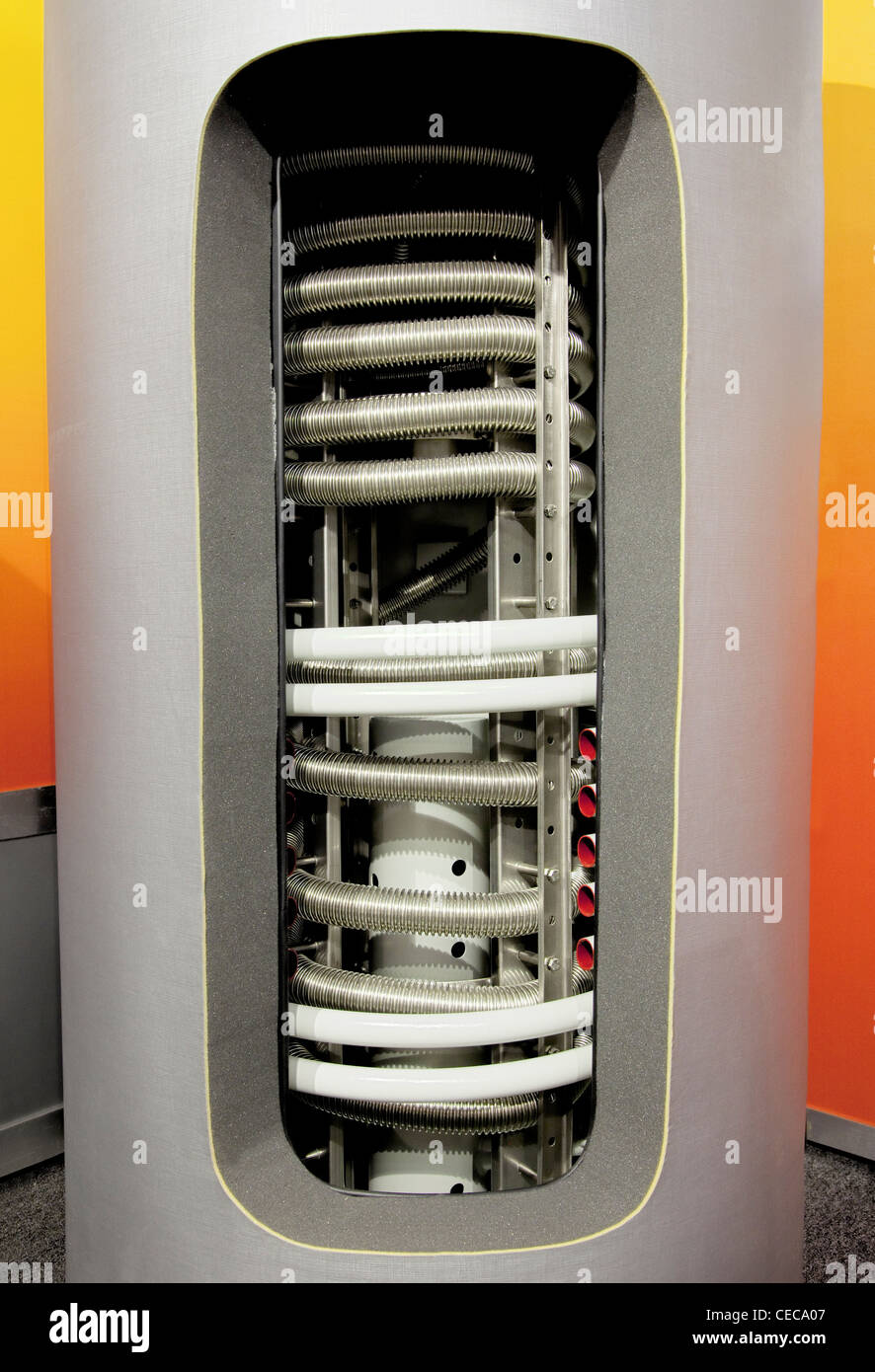 Moderno sistema de agua caliente del tanque de almacenamiento de agua, circuitos de calefacción con visible dentro y cortar el aislamiento Foto de stock