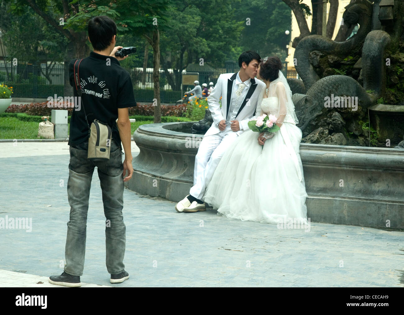 Una joven pareja de boda glamorosa ropa posa para las fotos en Hanoi, aunque éste no sea su día de la boda Foto de stock
