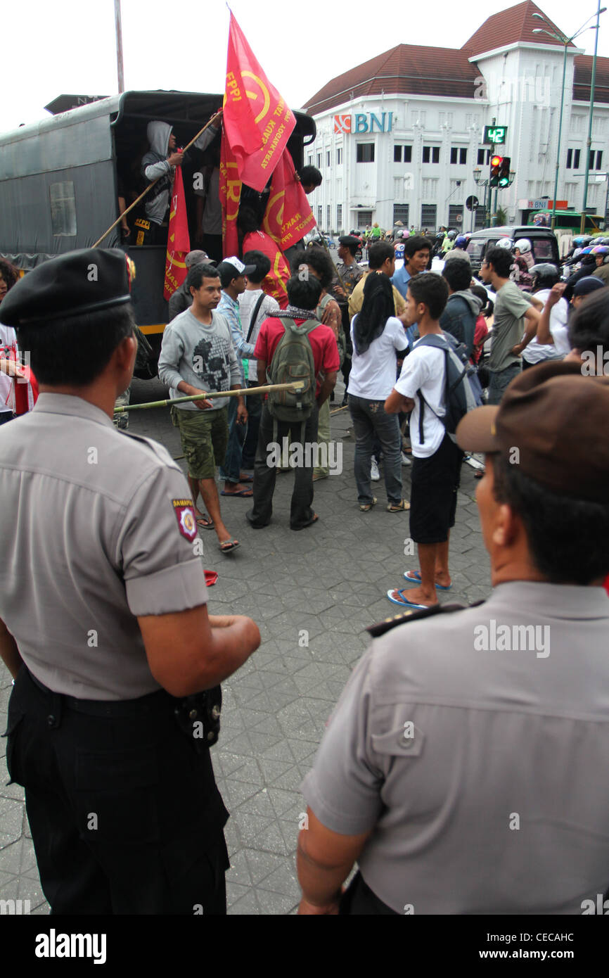 La policía en protesta contra el gobierno de Indonesia de Yogyakarta Foto de stock