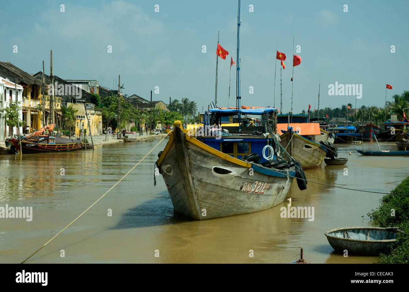 En Hoi An, un histórico puerto comercial vietnamita, de las embarcaciones de madera están anclados en el río Thu Bon Foto de stock